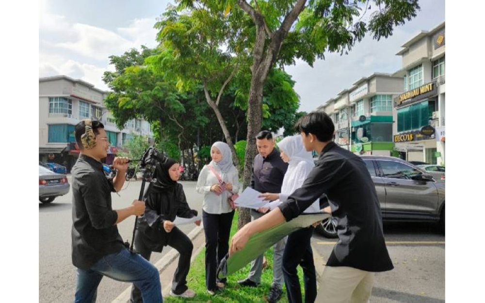 Jalan cerita yang di inspirasikan melalui kisah sebenar kehidupan harian rakyat Malaysia menjadikan pelantar media sosial Izzlin Azhar mendapat jutaan tontonan.