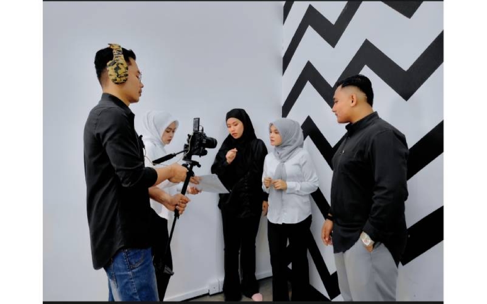 Belakang tabir rakaman kandungan media sosial yang diketengahkan oleh Izzlin Azhar atau Kak Lin.