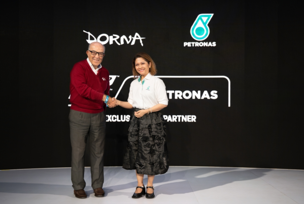 CEO Dorna Sports, Carmelo Ezpeleta (kiri) dan Pengurus Besar Kanan (Kumpulan Perhubungan dan Komunikasi Strategik), Datin Anita Azrina Abd Aziz (kanan) ketika di acara pengumuman penggunaan bahan api bukan fosil 40 peratus untuk kejohanan Moto2 dan Moto3, Jumaat lalu.