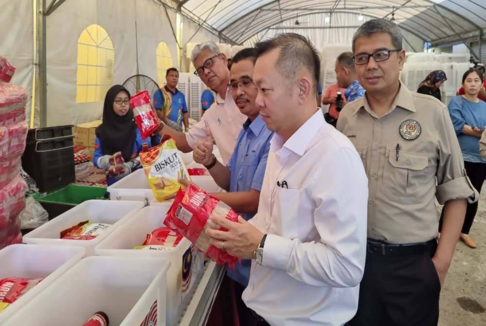 Chan Foong Hin (depan) meninjau persiapan semasa Majlis Pelepasan Pengedaran Kit Makanan MTL di Pusat Memproses Makanan FAMA Kuala Selangor pada Rabu.