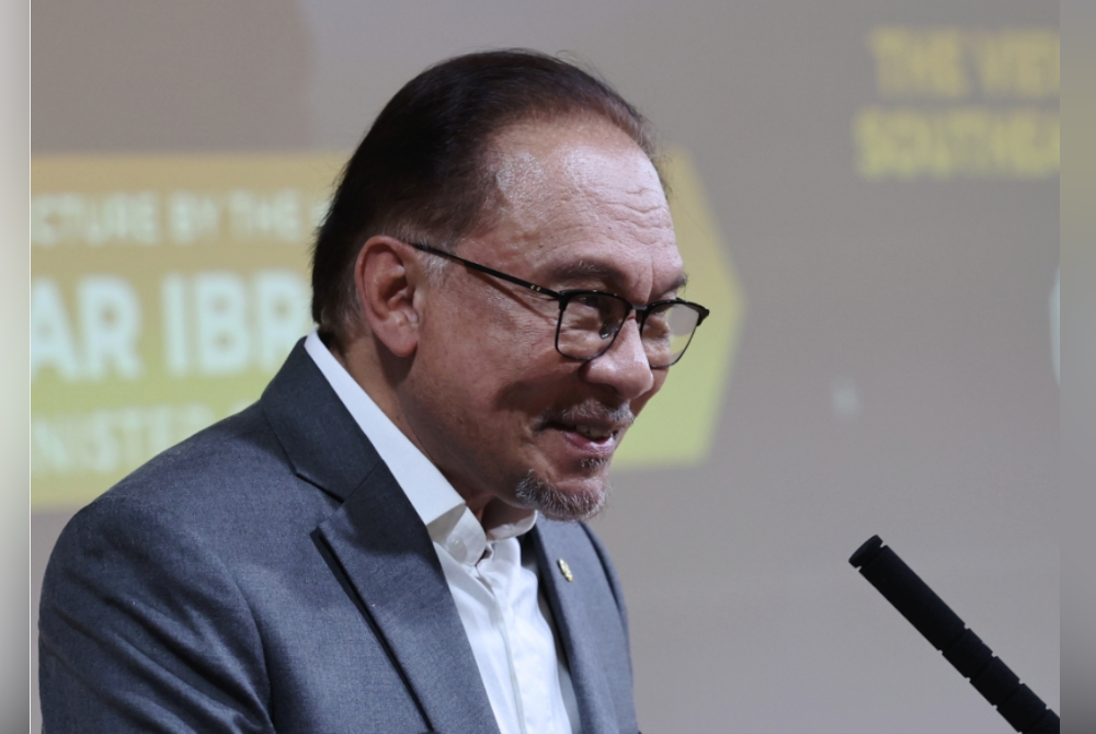Anwar berucap dalam program syarahan 'Super Power Rivalry and Rising Tensions in the Asia Pacific” di University of California. - Foto Bernama.