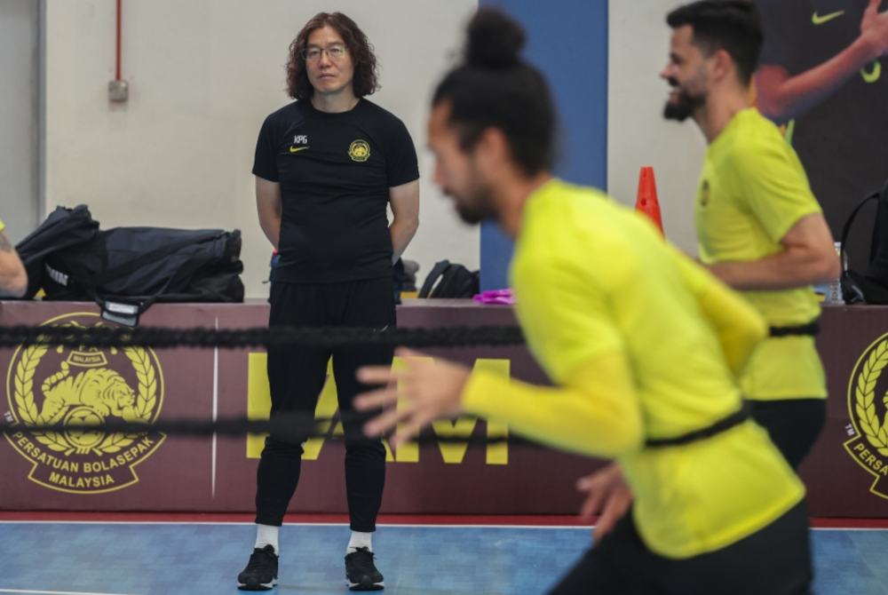 Ketua jurulatih Harimau Malaya, Kim Pan Gon memantau skuad Harimau Malaya menjalani Sesi Kem Latihan sebagai persediaan menjelang pusingan kelayakan Piala Dunia 2026/Piala Asia 2027 di Wisma FAM, Kelana Jaya. - Foto Bernama