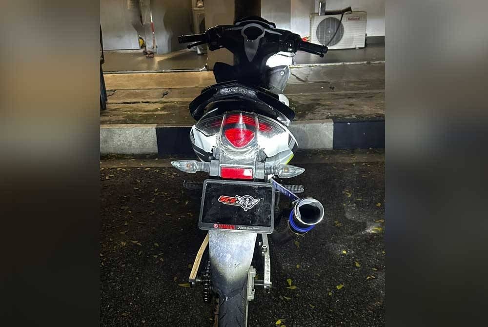 Nombor pendaftaran palsu yang digunakan penunggang remaja berusia 16 tahun ditahan polis di Ampang, pada Isnin.