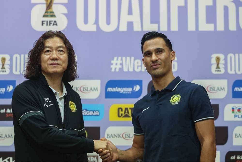 Kim Pan Gon (kiri) bersama pemain pertahanan kanan Harimau Malaya, Matthew Davies selepas
sidang media menjelang perlawanan pusingan kelayakan Piala Dunia 2026/Piala Asia 2027 di Wisma FAM Kelana Jaya pada Rabu. - Foto: Bernama
