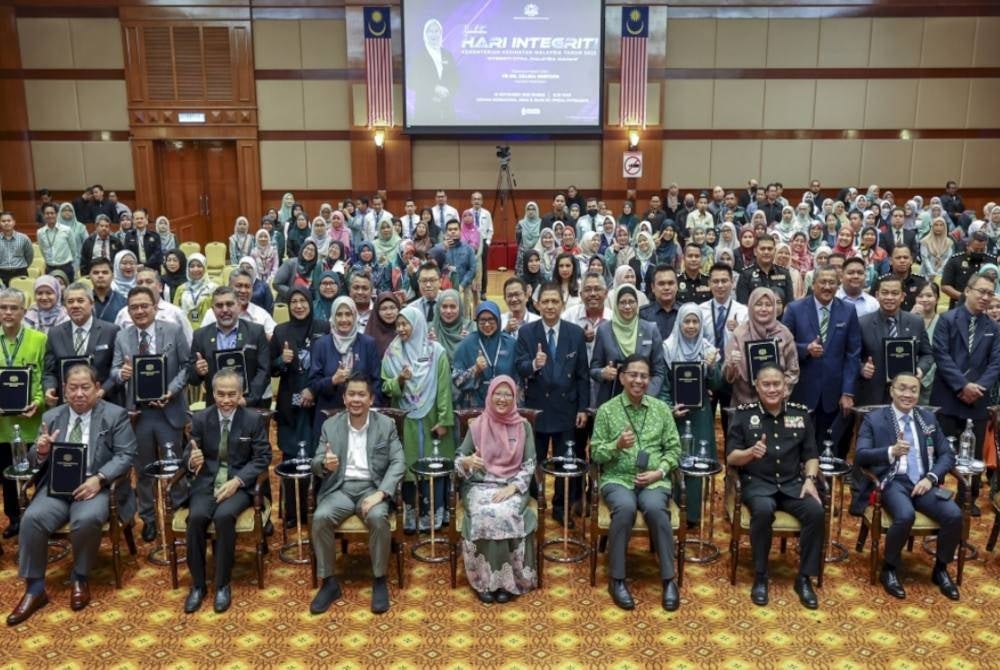 
Dr Zaliha dan Lukanisman bergambar bersama warga kerja KKM. - Foto Bernama