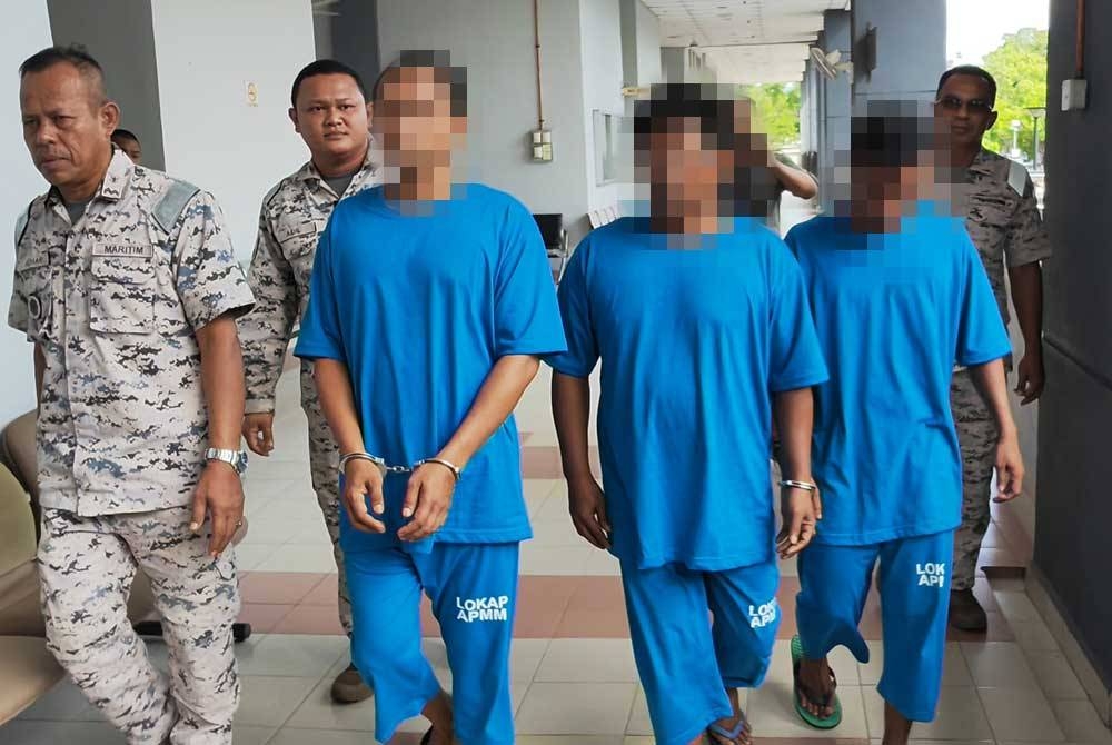 Dani (dua dari kiri), Umar Bakri (dua dari kanan) dan Rizal (kanan) diiring pegawai Maritim ketika hadir di Mahkamah Sesyen Seremban pada Rabu atas pertuduhan melakukan penyeludupan 26 migran, 4 November lalu.