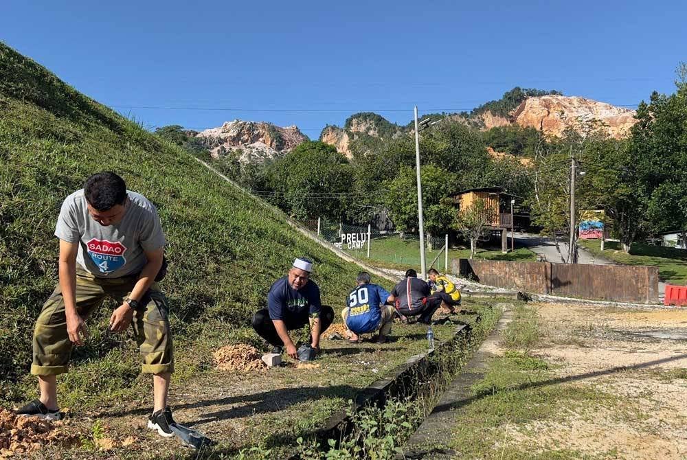 Turut diadakan aktiviti penanaman pokok bunga di sekitar pusat rekreasi sempena meraikan 38 persahabatan pelajar PFS baru-baru ini.