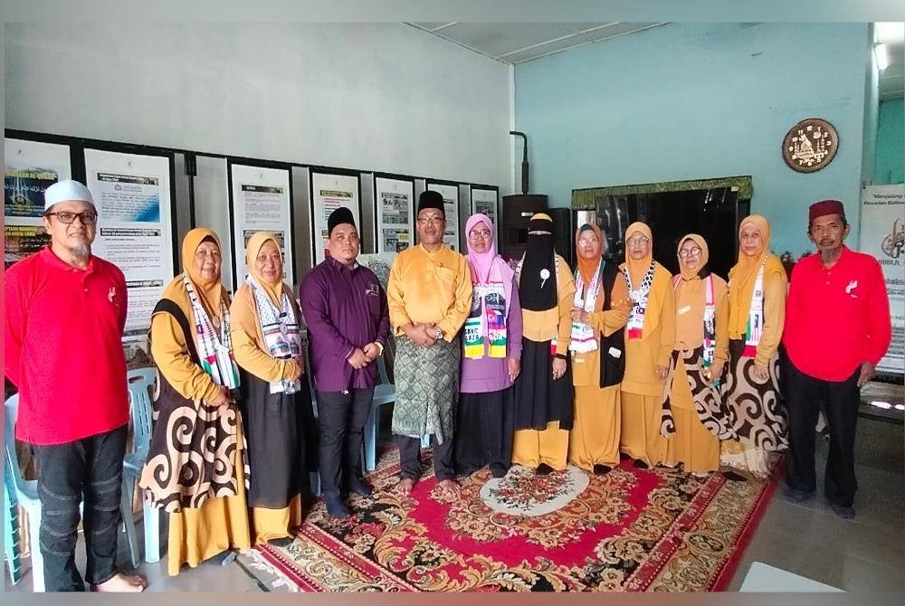 
Sukarelawan yang banyak membantu proses pelupusan al-Quran di Pusat Pelupusan Al-Quran Muhibbul Quran Malaysia (MQM), Kampung Haji Ghaffar, Batu 6, Yong Peng.