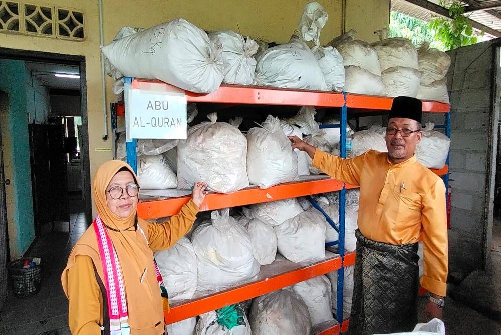 Fadzli (kanan) menunjukkan abu al-Quran yang disimpan sebelum dihapuskan di laut.