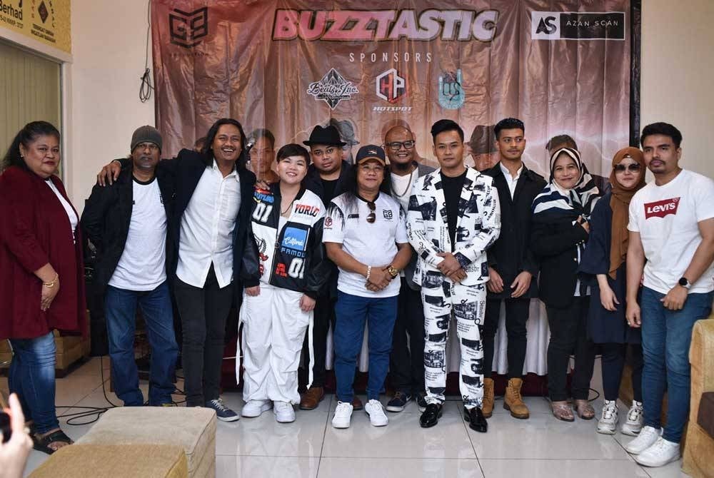 Azzan pada majlis pelancaran lagu–lagu Guzzbuzz Productions yang diadakan di sebuah hotel di Ampang, baru-baru ini.