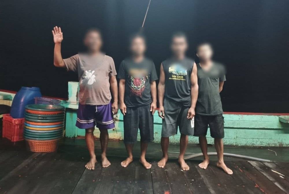 Kru, tekong dan bot ditahan bersama ikan campur seberat 1,000 kg di kedudukan sembilan batu nautika barat Pulau Rebak Besar di Langkawi. - Foto Maritim