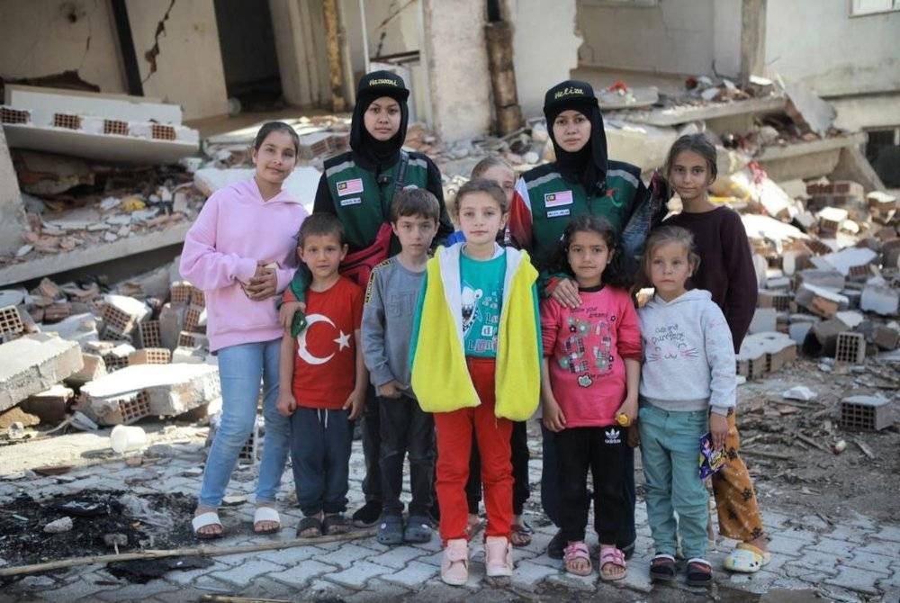 Antara kenangan sewaktu menghulurkan bantuan.