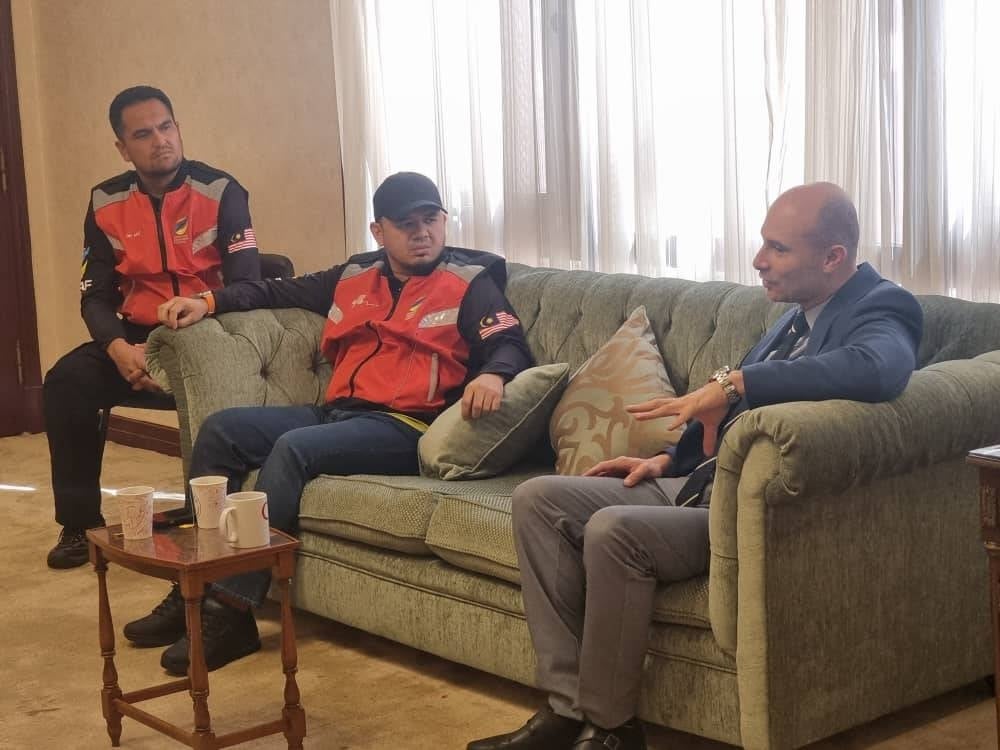 Fathul Bari (tengah) mengadakan perbincangan dengan Dr Ramy (kanan) mengenai bantuan kemanusiaan ke Semenanjung Gaza menerusi ERC di Kaherah.