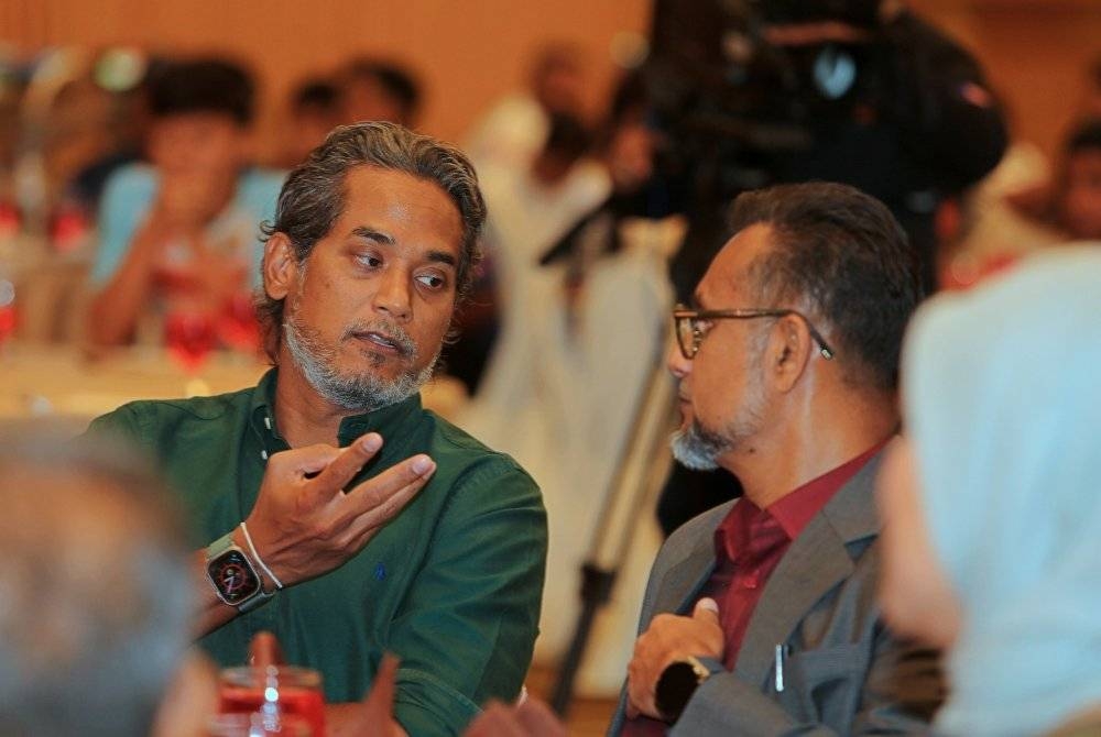 Khairy (kiri) ketika hadir pada Majlis Pengenalan Majlis Pengenalan Pasukan Jelajah Negeri Sembilan 2023 pada Rabu.