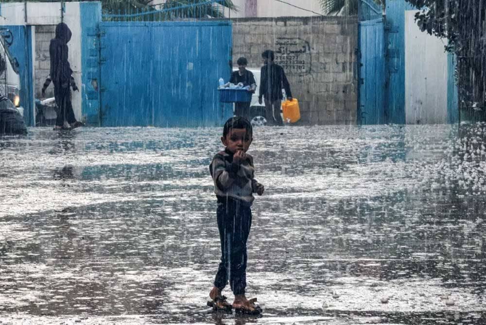 Kanak-kanak ini antara lebih 70 peratus penduduk Palestin yang hilang tempat tinggal dan berlindung di sekolah kendalian UNRWA di Rafah. - Foto: AFP
