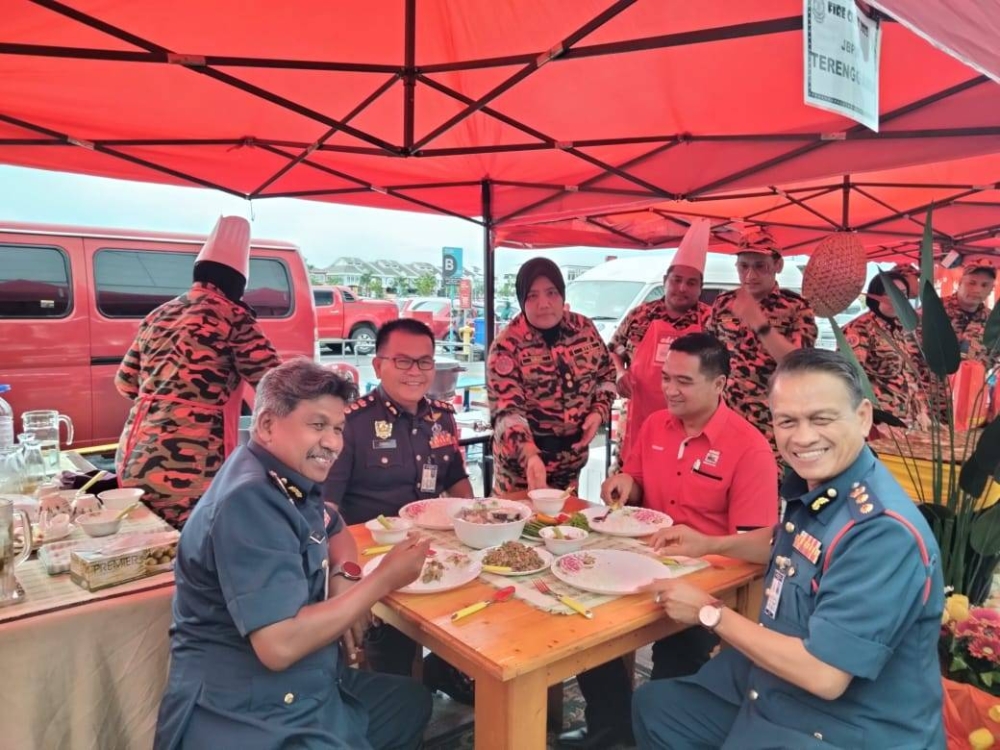 Abdul Wahab (kiri) menikmati masakan di reruai JBPM Terengganu sempena Majlis Sambutan Minggu Inovasi JBPM 2023 pada Rabu.