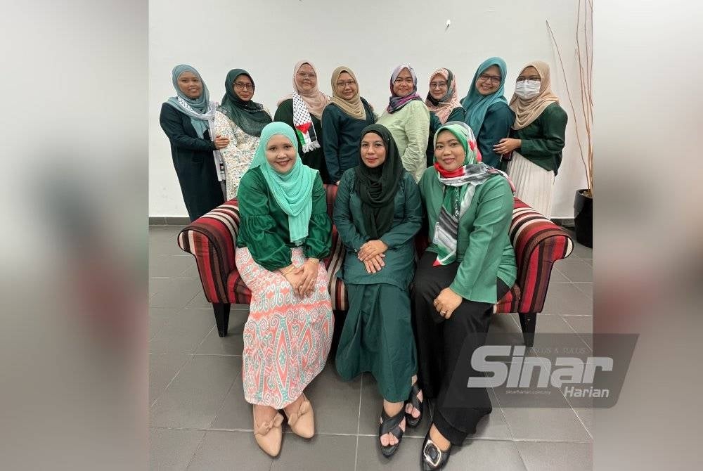 Karyawan Sinar Harian memakai baju bertema hijau sebagai tanda solidariti kepada Palestin pada Rabu.