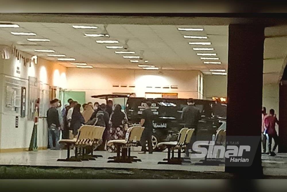 Jenazah Suhaimi di bawa ke Felcra Sungai Ara, Kota Tinggi dari bilik mayat HSI, Johor Bahru pada malam Rabu.