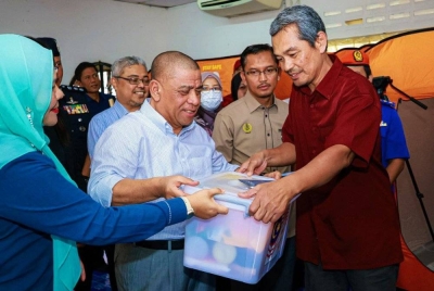 Saarani menyerahkan sumbangan bakul makanan daripada Nadma kepada mangsa banjir yang ditempatkan di PPS Dewan Orang Ramai Kampung Seri Kinta pada Selasa.