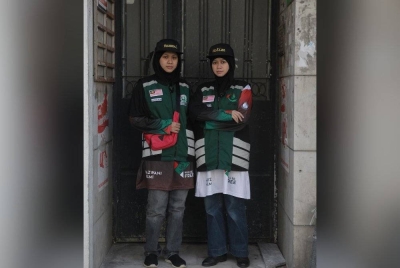 Hazwani (kiri) bersama Heliza.