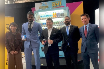 Rafizi (tengah) pada Majlis Pelancaran Kempen Penyegar Dahaga di Kuala Lumpur.