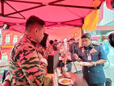 Abdul Wahab (kanan) mencuba masakan di salah satu reruai JBPM sempena Majlis Sambutan Minggu Inovasi JBPM 2023 pada Rabu.