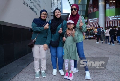 Shida (dua dari kanan) bersama ibu, Ainon Ali, 64, adik, Dalila Isnon, 35, dan anaknya, Damia Zulhelmi, 7 turut bersolidariti buat Palestin dengan memakai pakaian berwarna hijau.