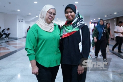 Vee (kiri) dan pekerja swasta, Nabilah Hashim, 25.
