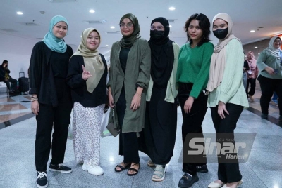 Nurul Najwa (dua dari kanan) bersama rakan-rakannya memakai pakaian hijau bagi menyokong kempen 'Wear Green For Palestine'.