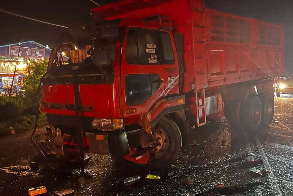 Keadaan salah sebuah lori yang terlibat dalam nahas mengorbankan dua nyawa di Kilometer 37, Jalan Kuantan- Johor Bahru pada Rabu.
