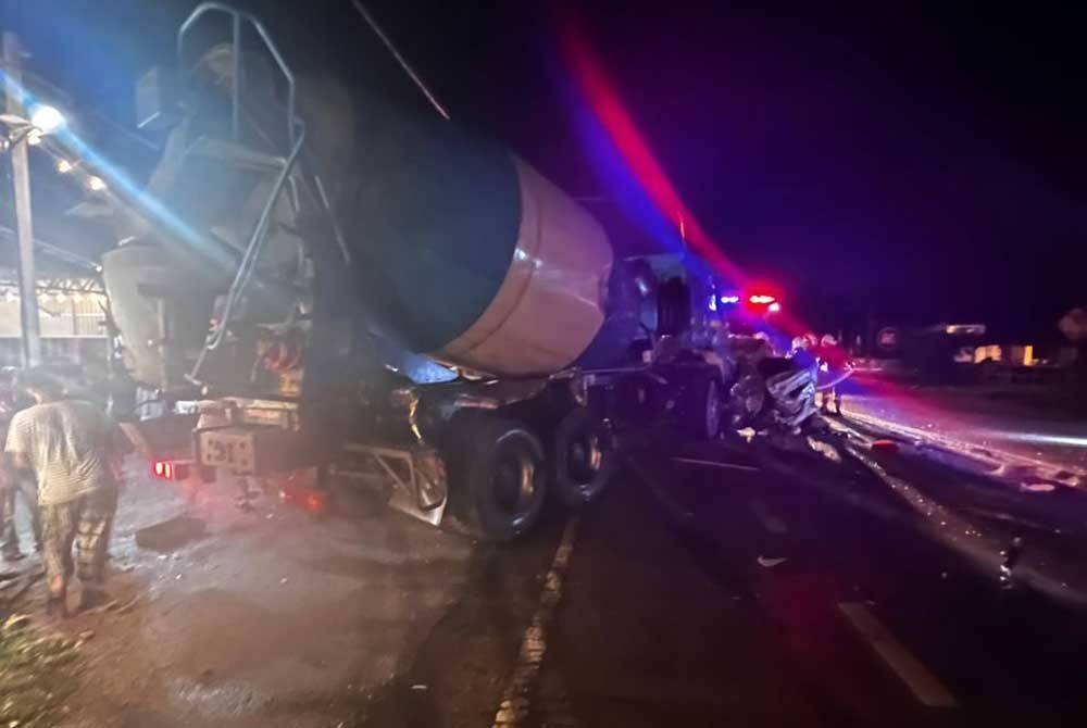 Lori simen yang turut terlibat dalam nahas mengorbankan dua nyawa di Kilometer 37, Jalan Kuantan- Johor Bahru pada Rabu.