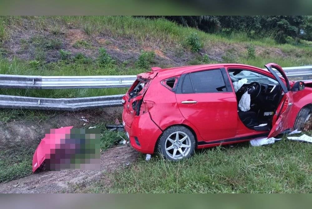 Keadaan kereta Perodua Myvi yang dipandu mangsa selepas terbabas di Kilometer 314.5, Lebuh Raya Pantai Timur 2 (LPT2) di Kemaman pada petang Rabu.