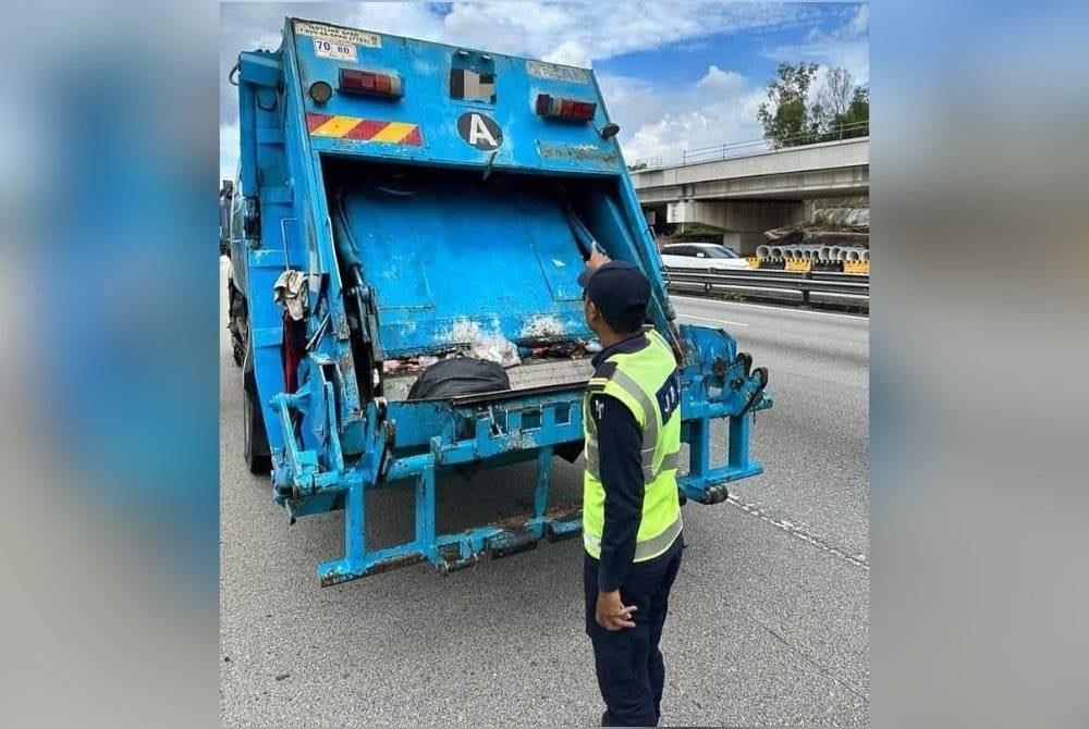 Anggota JPJ melakukan pemeriksaan sebuah lori yang ditahan menerusi Operasi Patuh Bersepadu di empat lokasi utama sekitar negeri ini pada Ahad.