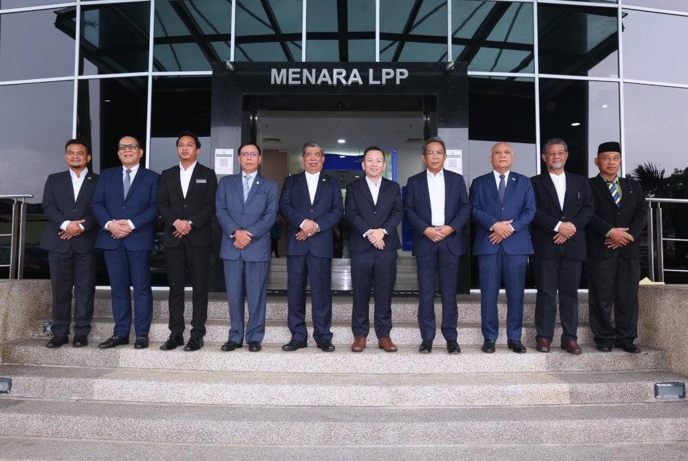 Mohamad Sabu (lima dari kiri) mempersetujui penggubalan Enakmen Pendaftaran Petani.