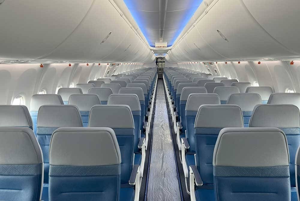 Rekaan kabin yang menerapkan motif songket rona biru dan kelabu pada sarung kerusi.