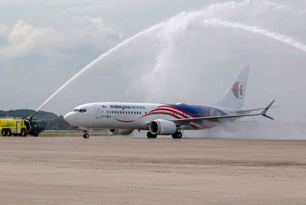 Pesawat Boeing 737-8 milik MAB tiba di Terminal 1, Lapangan Terbang Kuala Lumpur pagi Khamis.