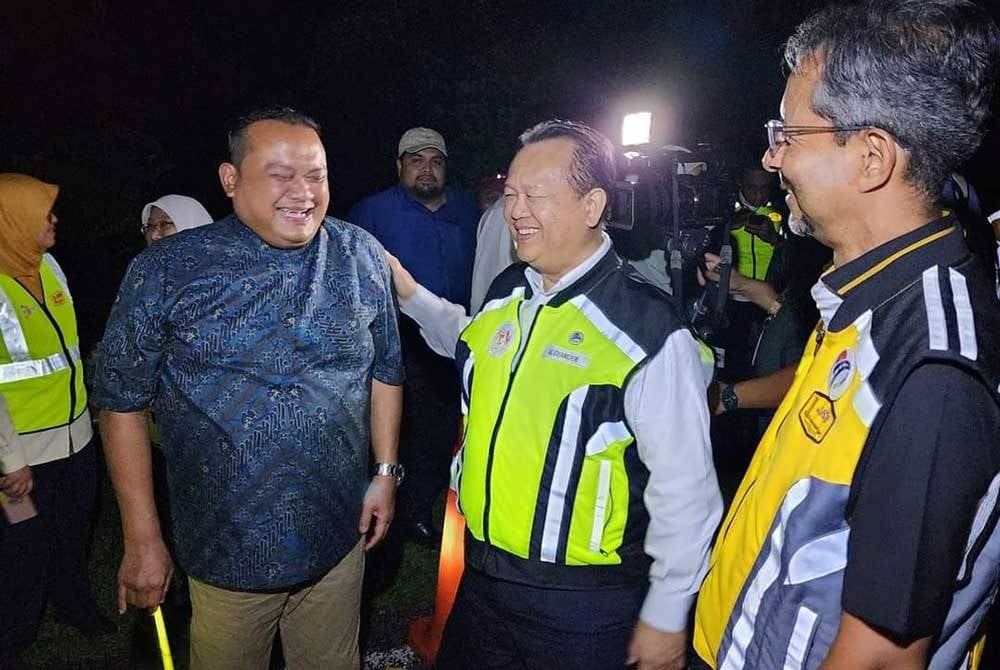 Mohd Sany (kiri) mengiringi Alexander melawat lokasi jalan dicat 'glow in the dark'. - Foto FB Sany Hamzan