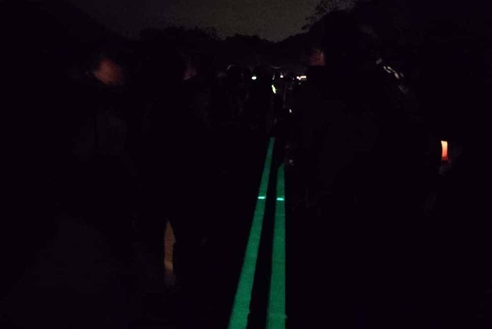 Pantulan cahaya dihasilkan pada pembahagi jalan dicat glow in the dark. - Foto FB Sany Hamzan