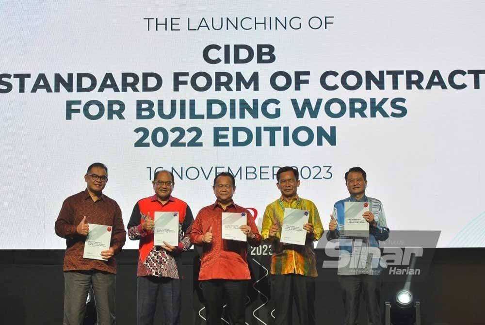 Nanta dan Yusuf (tiga dari kiri) ketika melancarkan CIDB Standard Form Of Contract For Building Works 2022 Edition . - FOTO SINAR HARIAN/ ASRIL ASWANDI SHUKOR
