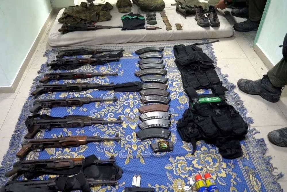 IDF bertindak menerbitkan gambar bom tangan, senjata api dan peralatan ketenteraan lain untuk menyokong dakwaan tidak berasas mereka.