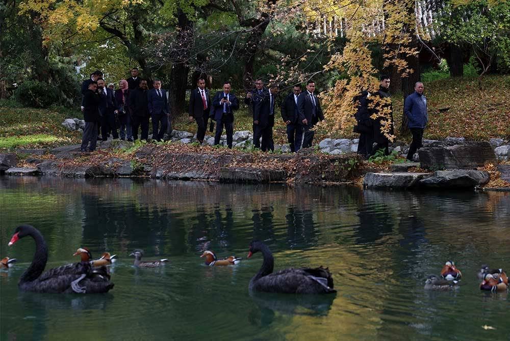 Fadillah mengadakan pertemuan dua hala dengan Liu Guozhong di Beijing pada Khamis. - Foto Bernama