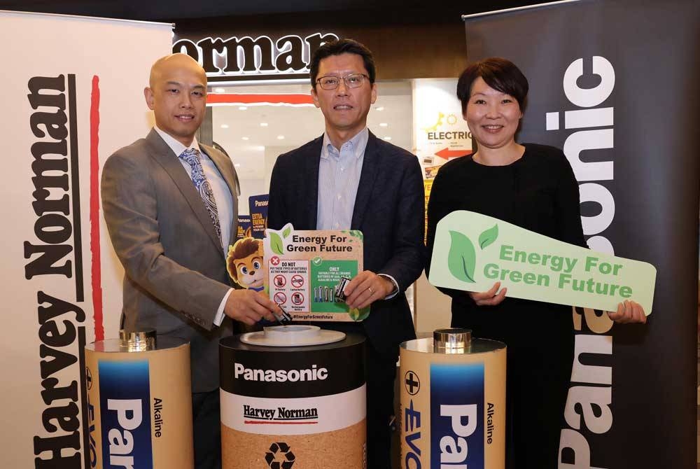 Dari kiri, Lim, Nishida dan Ketua Negara Bahagian Tenaga (Bateri) Panasonic Malaysia, Lau Swee San pada majlis pelancaran inisiatif ‘Energy for Green Future’ yang diadakan di Kuala Lumpur pada Khamis.