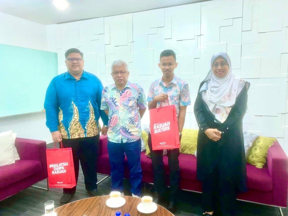 Abdul Hakim Hafizi (kiri) bersama Hussamuddin (dua kiri) dan Norhayati (kanan) ketika hadir ke Kompleks karangkraf pada Khamis.