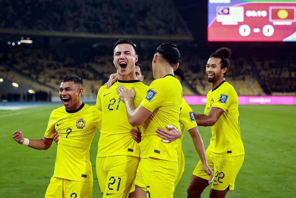 Aksi pemain Harimau Malaya Dion Johan Chai Cools (dua dari kiri) meraikan jaringannya pada perlawanan Kumpulan D bagi Kelayakan Piala Dunia 2026 dan Piala Asia 2027 di antara Malaysia menentang Kyrgyzstan di Stadium Nasional Bukit Jalil malam ini. - Foto Bernama