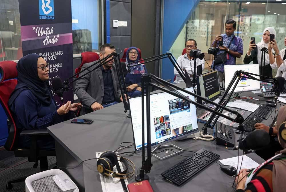 Rakyat Malaysia yang dibawa keluar dari Gaza, Nurul Ain Haron (kiri) bersama suaminya warga Palestin, Mohamed ketika menceritakan kisah mereka. - Foto Bernama