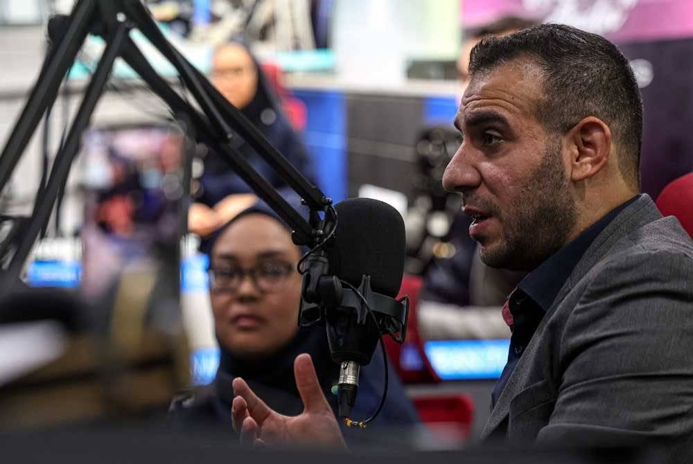 Mohamed bersama Nurul Ain pada temu bual eksklusif ‘Seksa Dunia di Bumi Gaza’ bersama Bernama Radio di Wisma Bernama hari ini. - Foto Bernama