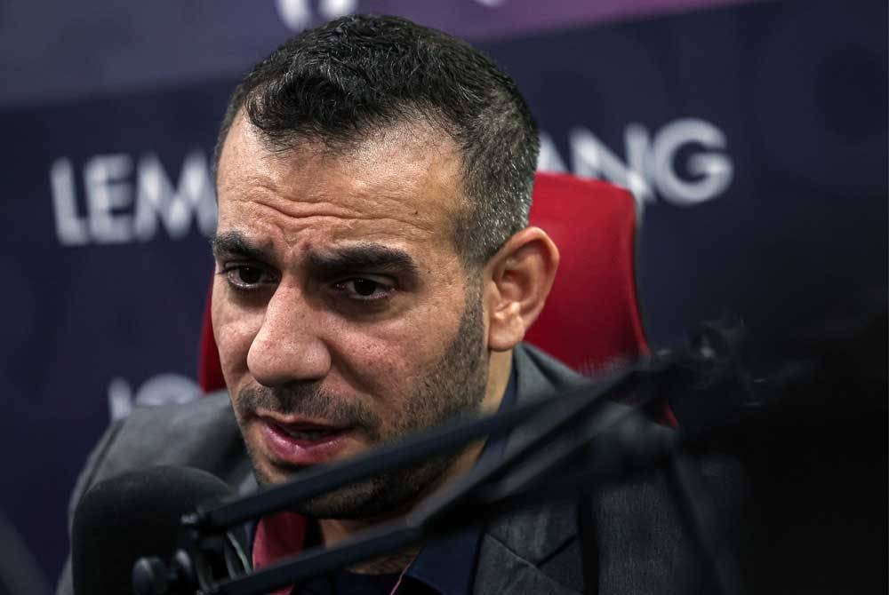 Mohamed ketika menceritakan pengalaman mereka pada temu bual eksklusif ‘Seksa Dunia di Bumi Gaza’ bersama Bernama Radio di Wisma Bernama hari ini. - Foto Bernama