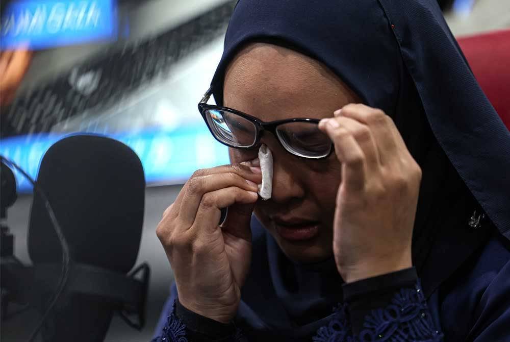 Nurul Ain tidak dapat menahan perasaan pilu ketika menceritakan pengalamannya. - Foto Bernama