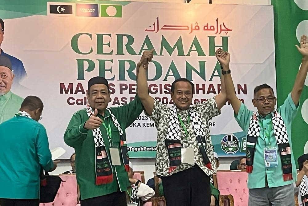 Pengisytiharan Ahmad Samsuri (tengah) sebagai calon Pas PRK P040 Parlimen Kemaman diumumkan di Arena Square di Cukai, di sini malam Khamis.