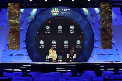 Anwar (kanan) ketika sesi soal jawab di Sidang Kemuncak Ketua Pegawai Eksekutif APEC Ke-30 di San Francisco pada Rabu. - Foto: Bernama